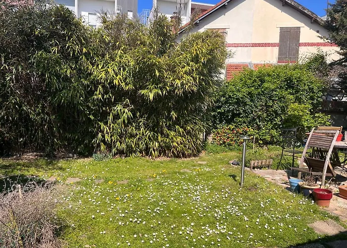A Room And Garden Close To Paris